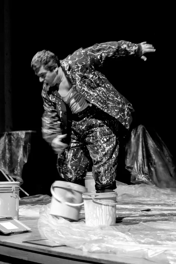 L'uomo e il mare di plastica - inciampo