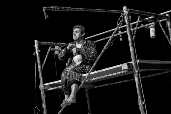 L'uomo e il mare di plastica - pausa