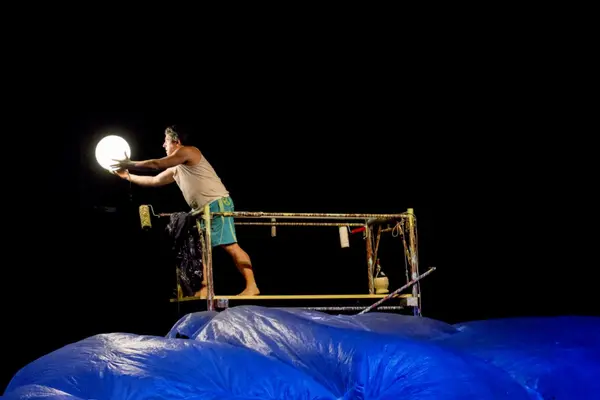 L'uomo e il mare di plastica - posa la luna