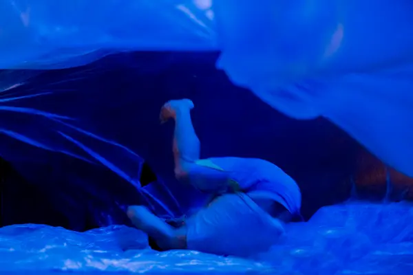 L'uomo e il mare di plastica - sotto il mare